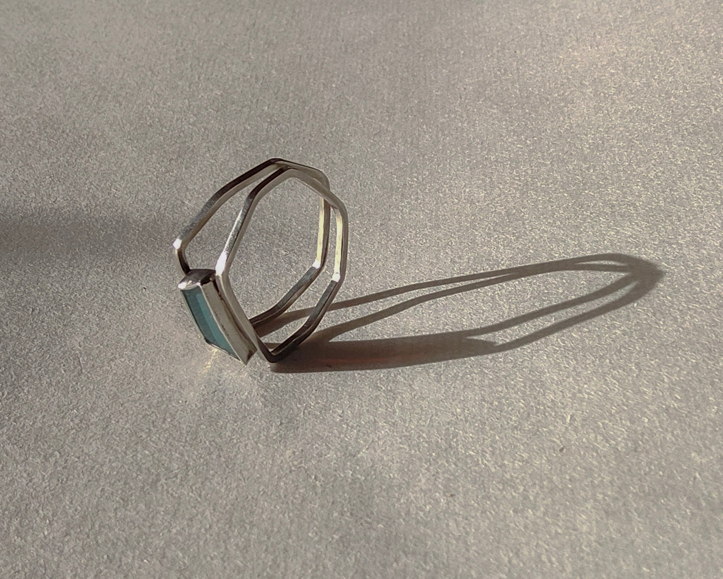 Dichromatic glass ring
