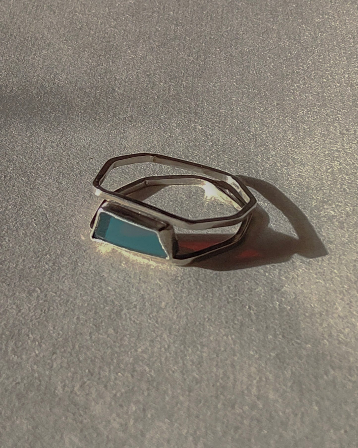 Dichromatic glass ring