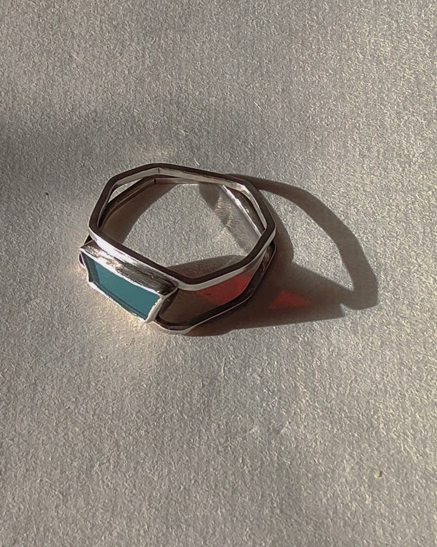 Dichromatic glass ring