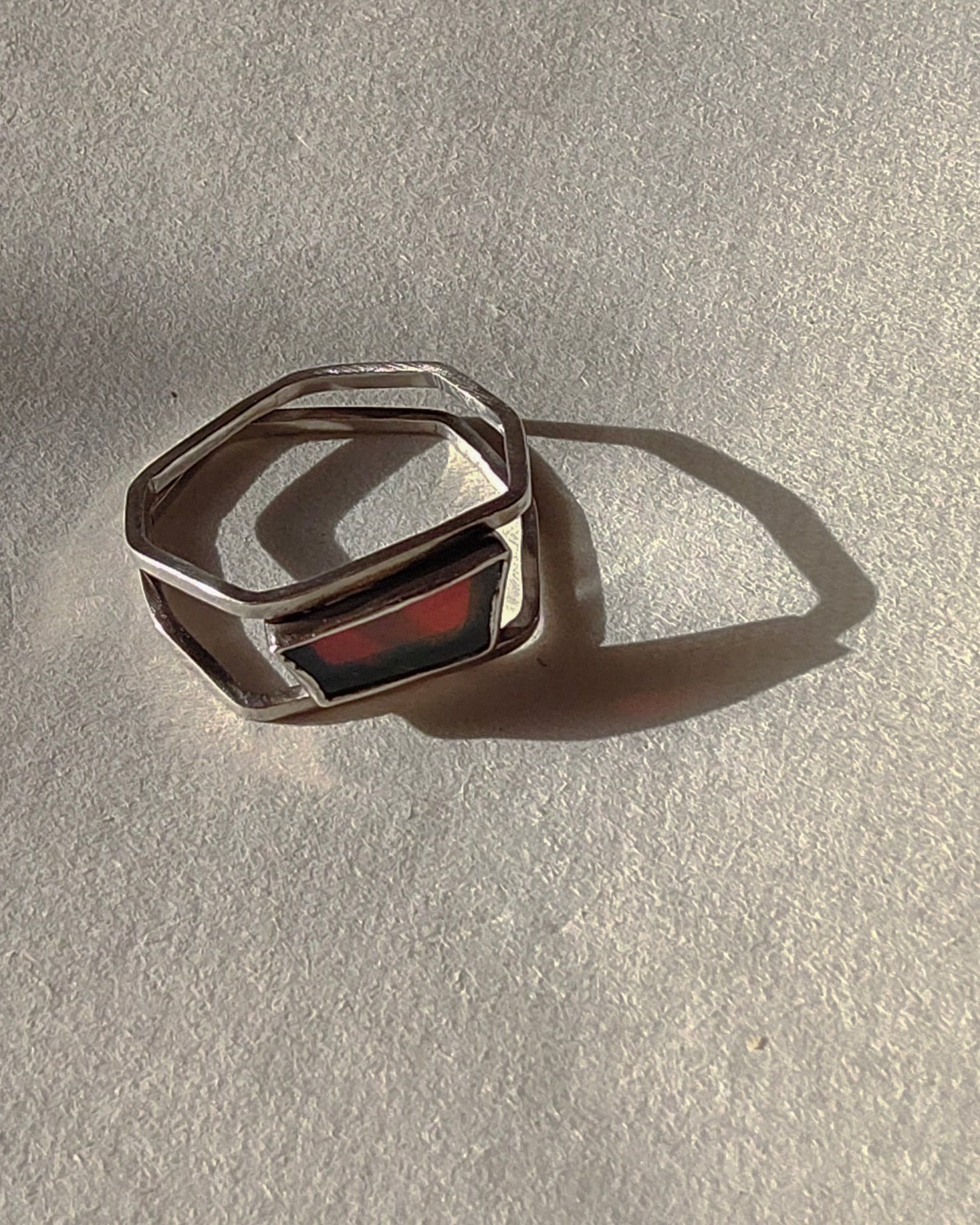 Dichromatic glass ring